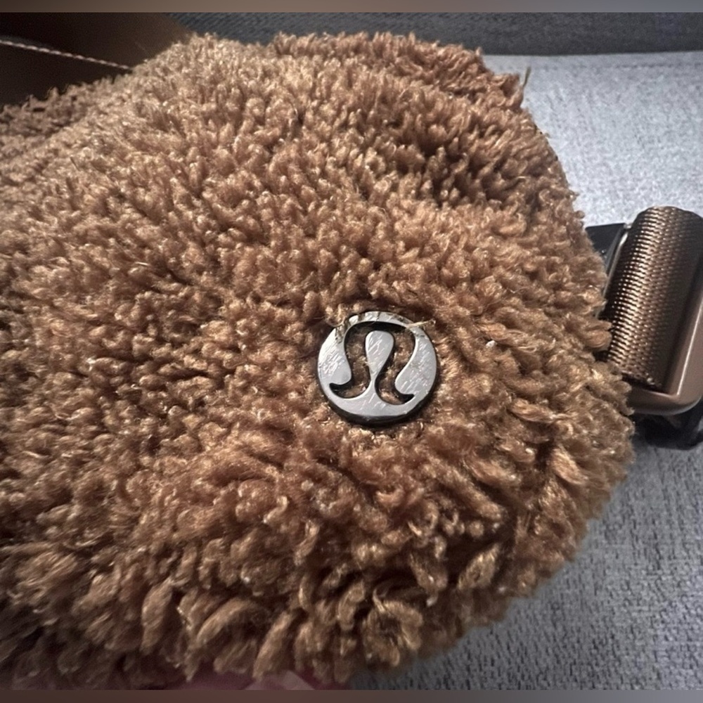 Lululemon Everywhere Belt Bag Brown Sherpa Fleece Travel Activewear Gym Casual - Picture 8 of 12